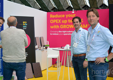 While Martijn Beljaars is giving information to a visitor, Vincent van Assen and Niels Steenvoorden were posing for the pixture in the Growfoam-booth.